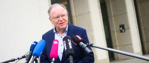 Hannover: Stephan Weil (SPD), Ministerpräsident von Niedersachsen, spricht bei einem Pressestatement vor der Staatskanzlei im Vorfeld der Ministerpräsidentenkonferenz.