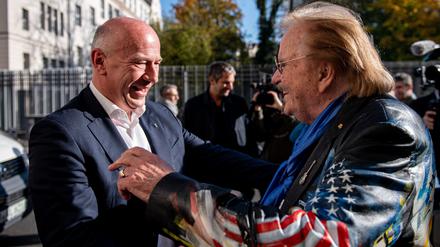 Kai Wegner (CDU, l), Regierender Bürgermeister von Berlin, und Frank Zander, Sänger,
