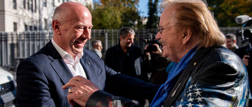 Kai Wegner (CDU, l), Regierender Bürgermeister von Berlin, und Frank Zander, Sänger,