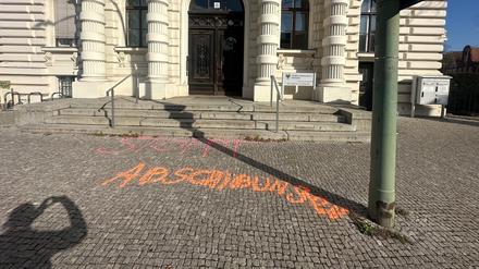 Schriftzug mit der Forderung „Stoppt Abschiebungen“ vor dem Verwaltungsgericht in Potsdam.