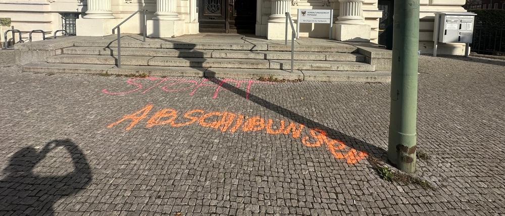 Schriftzug mit der Forderung „Stoppt Abschiebungen“ vor dem Verwaltungsgericht in Potsdam.