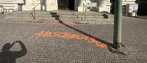Schriftzug mit der Forderung „Stoppt Abschiebungen“ vor dem Verwaltungsgericht in Potsdam.