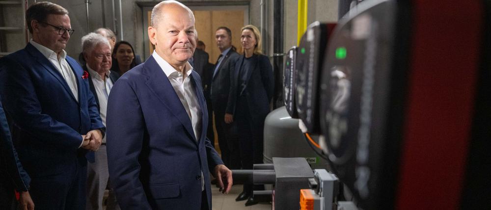Kanzler Olaf Scholz (SPD) besucht ein Bauprojekt in Caputh und wirbt für mehr Standards.