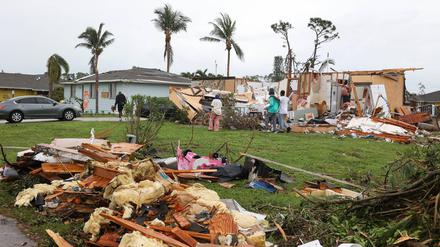 Eine Familie begutachtet die Schäden, nachdem Hurrikan „Milton“ ihr Haus in Martin County in Florida zerstört hat. 