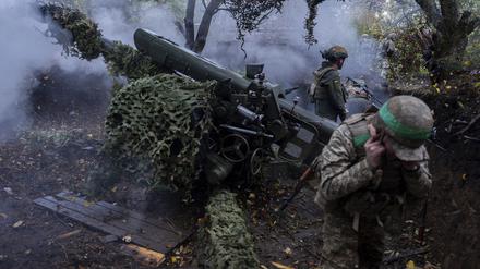 Ukrainische Soldaten feuern in der Region Charkiw eine Haubitze D-30 auf russische Stellungen ab. 