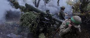 Ukrainische Soldaten feuern in der Region Charkiw eine Haubitze D-30 auf russische Stellungen ab. 
