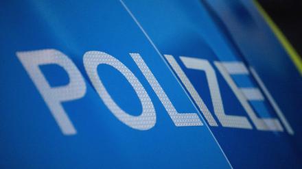 Baden-Württemberg, Stuttgart: Das Wort Polizei ist auf der Karosserie eines Polizeifahrzeugs zu sehen.