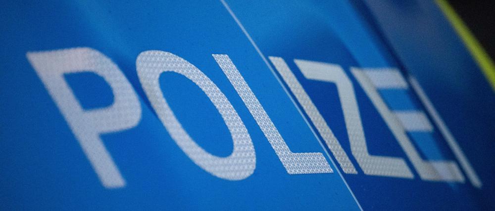 Baden-Württemberg, Stuttgart: Das Wort Polizei ist auf der Karosserie eines Polizeifahrzeugs zu sehen.