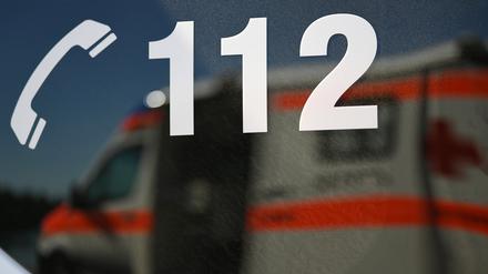 Ein Rettungswagen spiegelt sich in einem Fenster eines anderen Rettungswagen mit der Aufschrift «112». (Symbolbild)