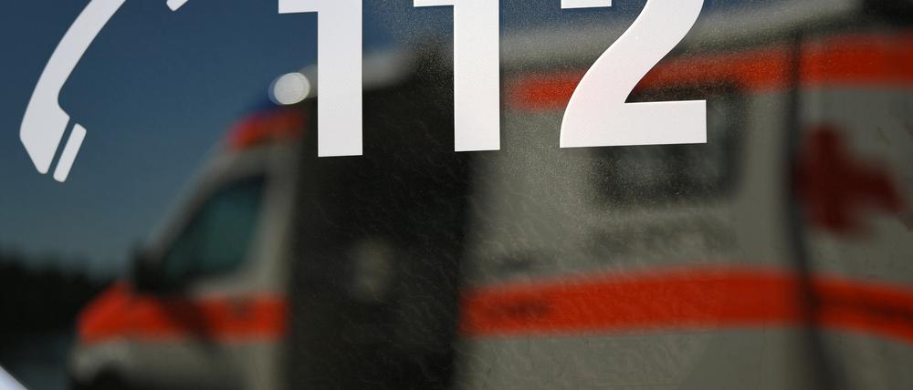 Ein Rettungswagen spiegelt sich in einem Fenster eines anderen Rettungswagen mit der Aufschrift «112». (Symbolbild)