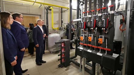 Olaf Scholz im Technikraum des Blütenviertels in Caputh.