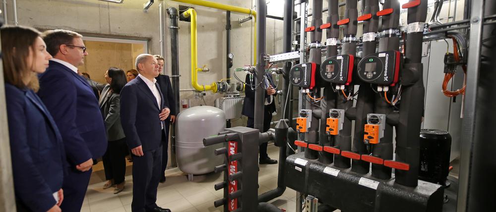 Olaf Scholz im Technikraum des Blütenviertels in Caputh.