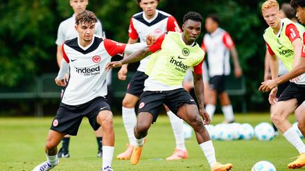 Can Uzun (l) steht vor seinem ersten Startelf-Einsatz für die Frankfurter Eintracht.