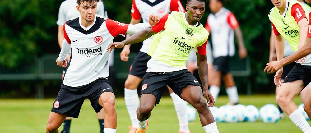 Can Uzun (l) steht vor seinem ersten Startelf-Einsatz für die Frankfurter Eintracht.
