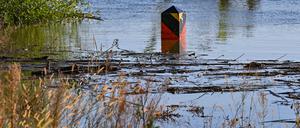 Ein über zwei Meter hoher Grenzpfeiler ragt nur noch wenige Zentimeter aus dem Hochwasser vom Fluss Oder. Die Wasserstände in den Hochwassergebieten an der Oder gehen weiter leicht zurück. Die Alarmstufe 3 wird nach Angaben von Brandenburgs Umweltminister Vogel noch einige Tage andauern. +++ dpa-Bildfunk +++