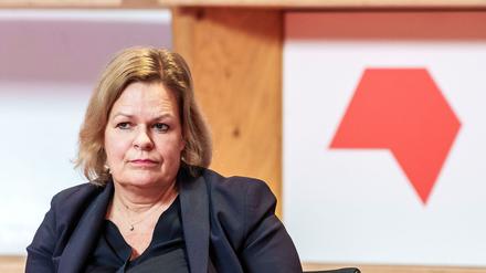 Bundesinnenministerin Nancy Faeser (SPD) plädiert für harte Strafen, verpflichtende Anti-Gewalt-Trainings und die elektronische Fußfessel, um Frauen besser vor Gewalt zu schützen. (Archivfoto)