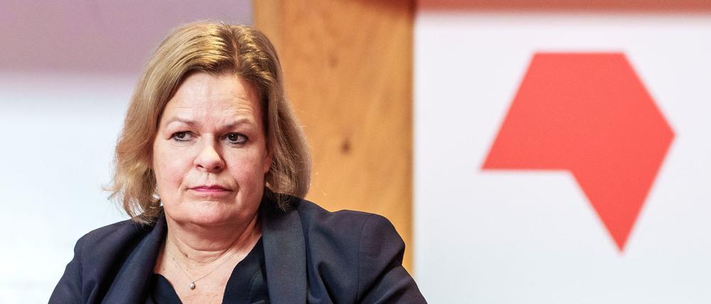 Bundesinnenministerin Nancy Faeser (SPD) plädiert für harte Strafen, verpflichtende Anti-Gewalt-Trainings und die elektronische Fußfessel, um Frauen besser vor Gewalt zu schützen. (Archivfoto)