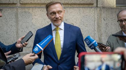  Christian Lindner (FDP), Bundesminister der Finanzen, spricht nach dem Besuch des University Club of New York während einer improvisierten Pressekonferenz vor dem Haus.