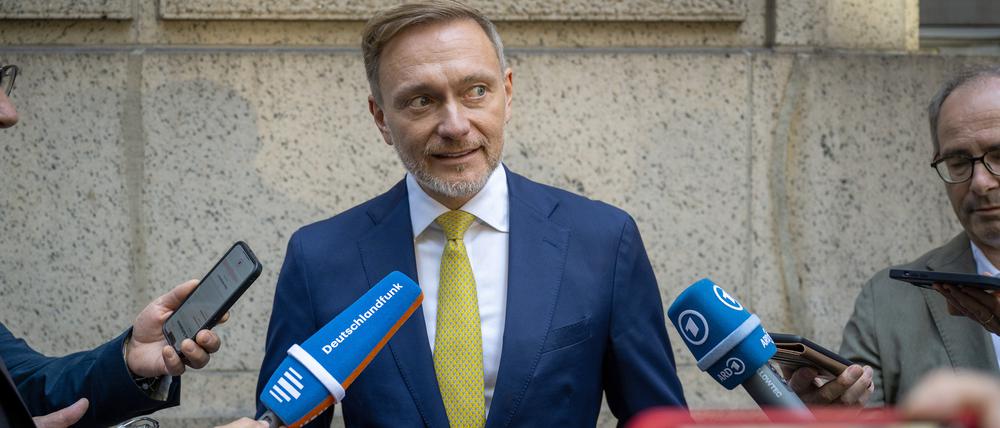 Christian Lindner (FDP), Bundesminister der Finanzen, spricht nach dem Besuch des University Club of New York während einer improvisierten Pressekonferenz vor dem Haus.