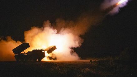 Die südkoreanische Armee nimmt an einer Schießübung mit Chunmoo-Raketen nahe der Ostküste teil. Das Land erwägt, Kiew Waffen zu liefern.