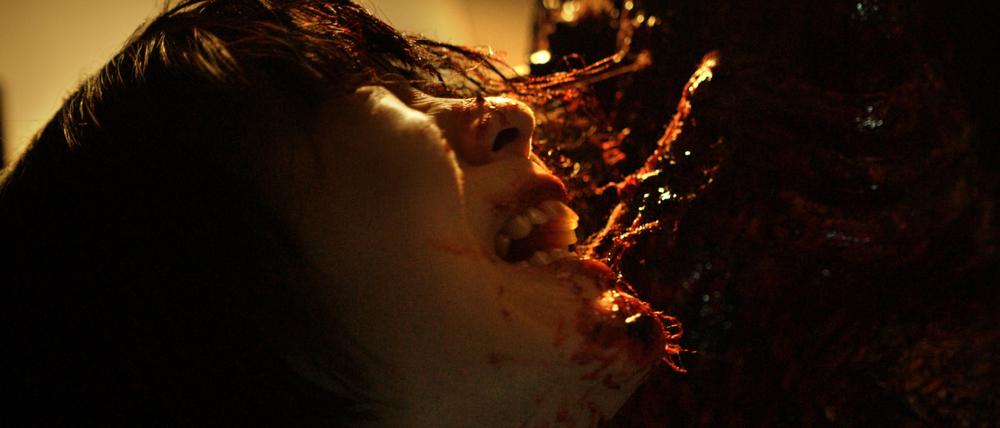 Die Kreatur saugt das Leben aus, im japanischen Horrorfilm Bakemono.