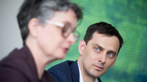 ARCHIV - 22.04.2024, Berlin: Nicola Böcker-Giannini und Martin Hikel (beide SPD), Bezirksbürgermeister von Berlin Neukölln, sitzen während einer Pressekonferenz zur Lage nach dem Berliner SPD-Mitgliederentscheid nebeneinander. (zu dpa: «SPD fordert von Senator Evers konkrete Einsparvorschläge») Foto: Sebastian Gollnow/dpa +++ dpa-Bildfunk +++