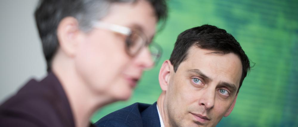 Nicola Böcker-Giannini und Martin Hikel (beide SPD) sitzen während einer Pressekonferenz zur Lage nach dem Berliner SPD-Mitgliederentscheid nebeneinander.