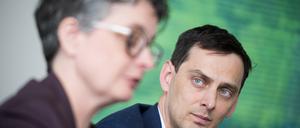 ARCHIV - 22.04.2024, Berlin: Nicola Böcker-Giannini und Martin Hikel (beide SPD), Bezirksbürgermeister von Berlin Neukölln, sitzen während einer Pressekonferenz zur Lage nach dem Berliner SPD-Mitgliederentscheid nebeneinander. (zu dpa: «SPD fordert von Senator Evers konkrete Einsparvorschläge») Foto: Sebastian Gollnow/dpa +++ dpa-Bildfunk +++