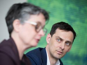 ARCHIV - 22.04.2024, Berlin: Nicola Böcker-Giannini und Martin Hikel (beide SPD), Bezirksbürgermeister von Berlin Neukölln, sitzen während einer Pressekonferenz zur Lage nach dem Berliner SPD-Mitgliederentscheid nebeneinander. (zu dpa: «SPD fordert von Senator Evers konkrete Einsparvorschläge») Foto: Sebastian Gollnow/dpa +++ dpa-Bildfunk +++