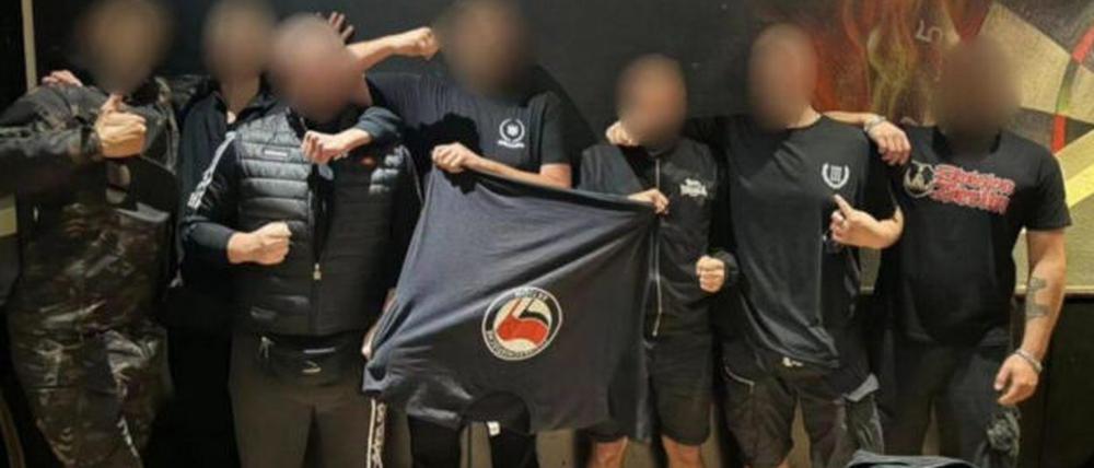 Rechtsradikale posieren mit einem Antifa-Shirt in der Hand.