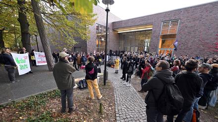 Etwa 200 Menschen nahmen am Dienstag an der Kundgebung der Initiative „AStA retten“ teil, die vor dem Haus 6 am Campus Griebnitzsee stattfand.