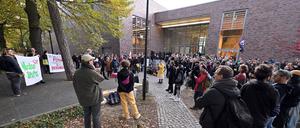 Etwa 200 Menschen nahmen am Dienstag an der Kundgebung der Initiative „AStA retten“ teil, die vor dem Haus 6 am Campus Griebnitzsee stattfand.