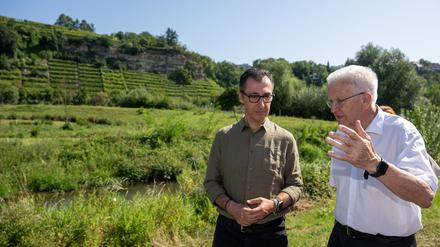 Zwei Grüne im Grünen: Cem Özdemir (l.) und Winfried Kretschmann auf Sommertour im Neckarbiotop Zugwiesen.