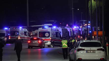 Krankenwagen warten an dem Anschlagsort in Ankara.
