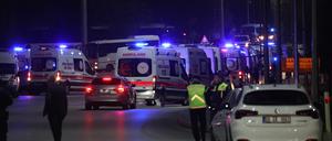 Krankenwagen warten an dem Anschlagsort in Ankara.