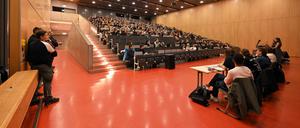 Mehrere Polizisten in Uniform und Zivil befanden sich im Saal (links im Bild), laut dem AStA hatte es Morddrohungen gegeben.