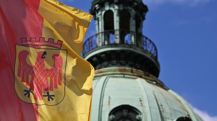 Die Flagge der Stadt Potsdam vor dem Rathaus.