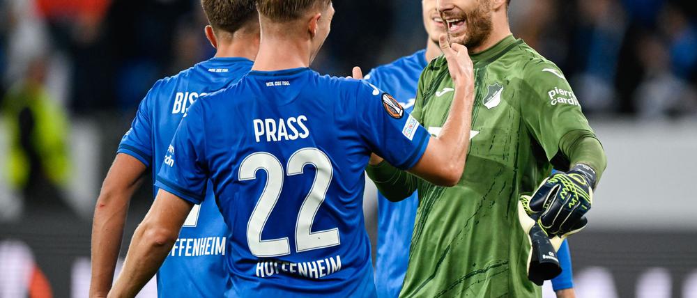 Beim FC Porto will sich Hoffenheim mit Torwart Oliver Baumann (r) schadlos halten.
