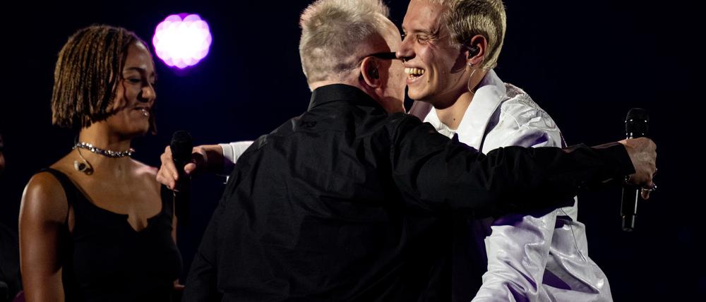 Herbert Grönemeyer und Soho Bani nahmen ihren Preis in Berlin entgegen.