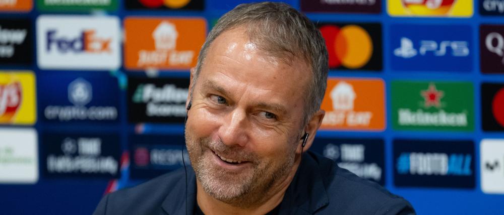 Gut gelaunt und stolz nach dem großen Sieg mit Barcelona: Hansi Flick.