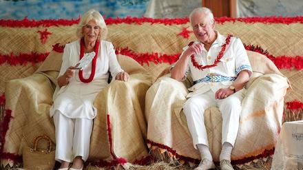 In sommerlichem Outfit zeigten sich Charles und Camilla am ersten Tag des Besuchs.