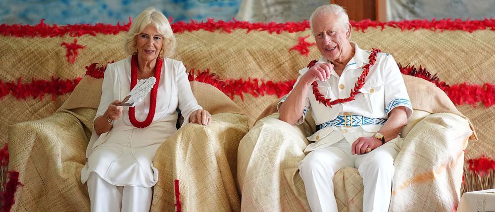 In sommerlichem Outfit zeigten sich Charles und Camilla am ersten Tag des Besuchs.