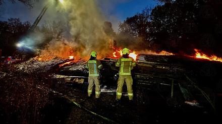 Ein Laborgebäude im Britzer Garten in Berlin ist nach einem Brand vollständig eingestürzt. 