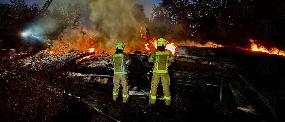 Ein Laborgebäude im Britzer Garten in Berlin ist nach einem Brand vollständig eingestürzt.