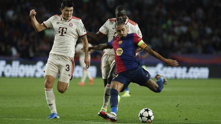 Barcelonas Raphinha setzt sich gegen Kim und Upamecano durch und trifft zum 4:1.