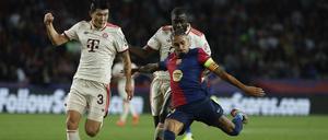 Barcelonas Raphinha setzt sich gegen Kim und Upamecano durch und trifft zum 4:1.
