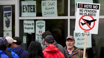 Boeing-Mitarbeiter vor einem Streiklokal in Everett.