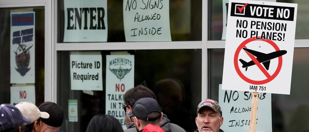 Boeing-Mitarbeiter vor einem Streiklokal in Everett.