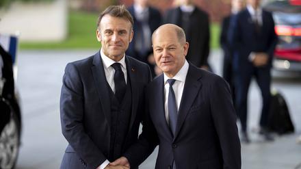 Ihre jeweilige innenpolitische Machtstellung bröckelt: Kanzler Olaf Scholz (rechts) und Frankreichs Präsident Emmanuel Macron. 
