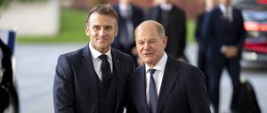 Ihre jeweilige innenpolitische Machtstellung bröckelt: Kanzler Olaf Scholz (rechts) und Frankreichs Präsident Emmanuel Macron. 